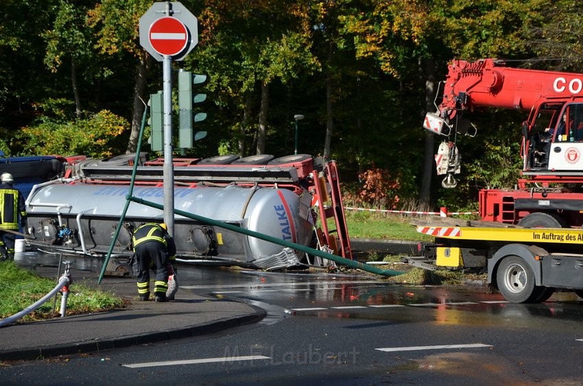 VU Tanklastzug umgestuerzt Huerth Industriestr P359.JPG